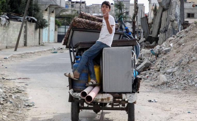 طفل فلسطيني على عربة تغادر رفح