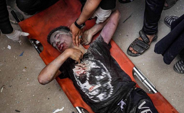 جريح فلسطيني تم انتشاله من تحت انقاض مبنى مدمر في غزة