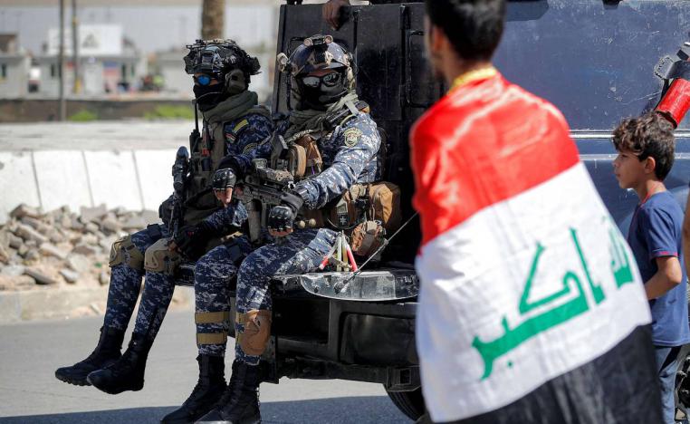 محتج عراقي أمام قوات الأمن