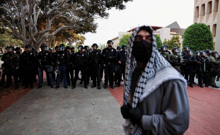 متظاهر ضد الحرب في غزة في حرم جامعة كاليفورنيا - ايرفين