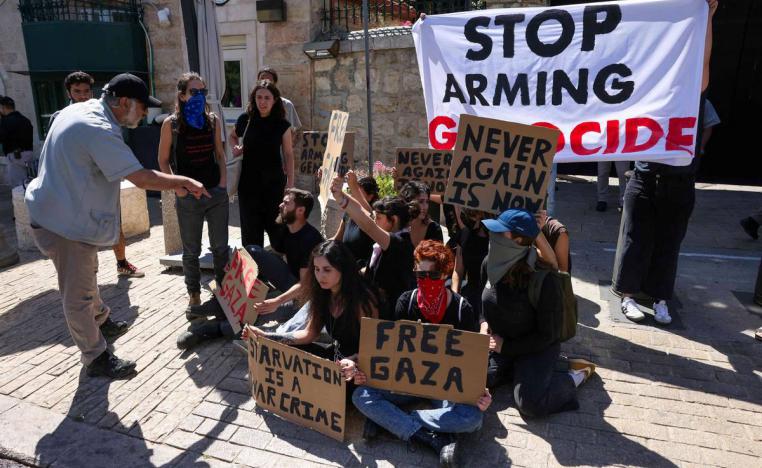 محتجون إسرائيليون ضد الحرب في غزة أمام القنصلية الأميركية