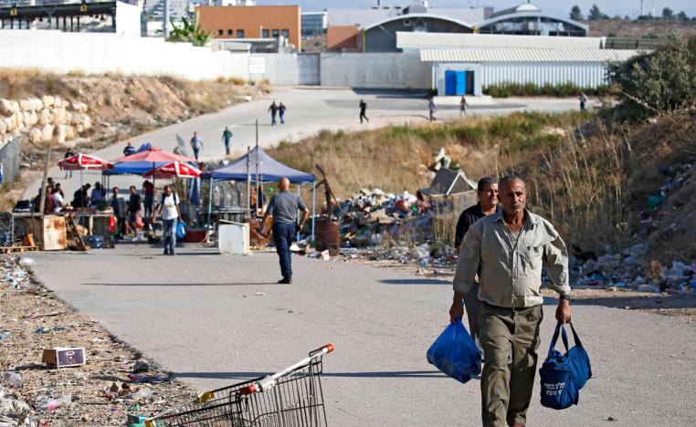 اسرائيل تضيق الخناق على العمال الفلسطينيين والاقتصاد الفلسطيني