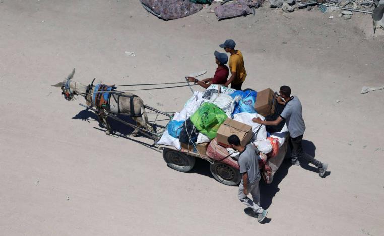 فلسطينيون يتنقلون وسط غزة