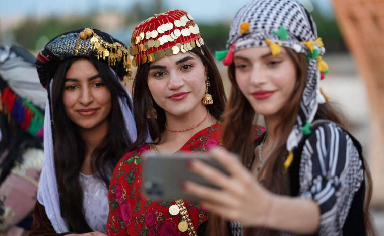 كرديات يأخذن سيلفي في زاخو