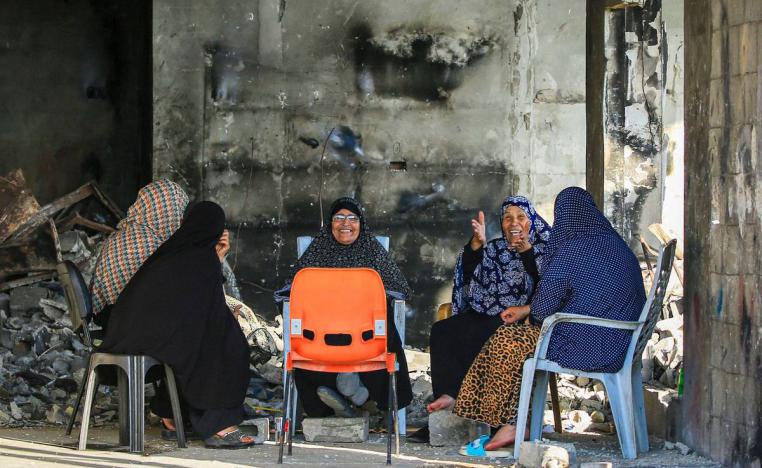 فلسطينيات في مبنى مدمر من القصف في غزة