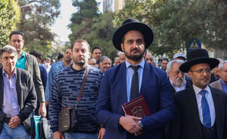 السلطات الإيرانية تكافئ يهودها على أدوارهم الدعائية من خلال منحهم شعورًا بأهميتهم