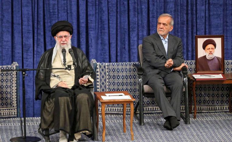 المرشد الأعلى علي خامنئي ورئيس إيران الجديد مسعود بزشكيان