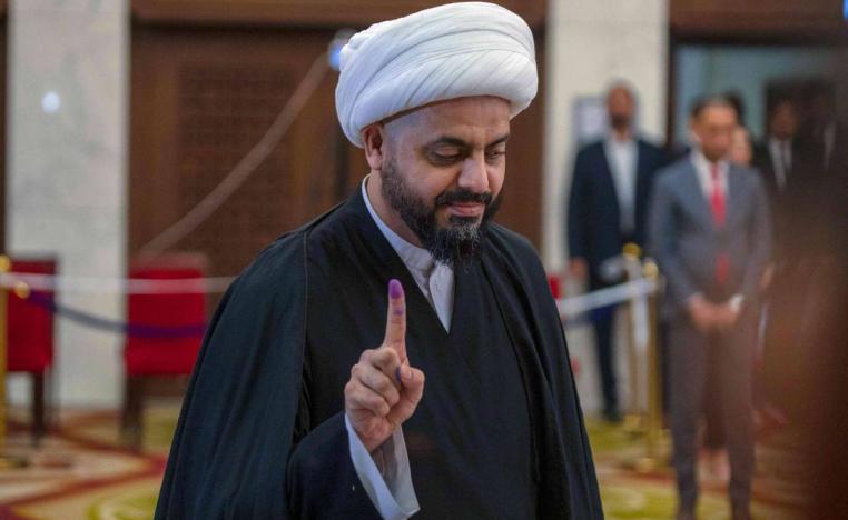 رئيس ميليشيا كتائب الحق الولائية قيس الخزعلي يصوت في الانتخابات العراقية
