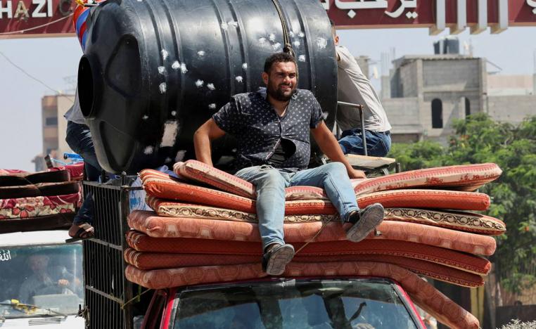 فلسطينيون يغادرون مخيم المغازي للاجئين في غزة بعد انذار إسرائيلي