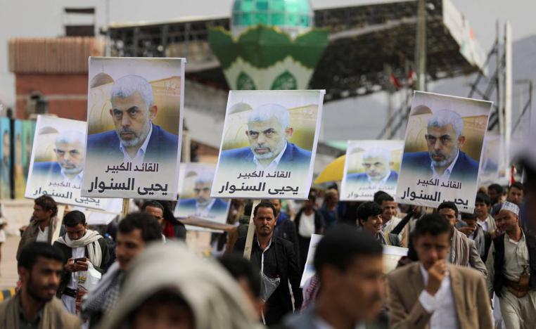 متظاهرون يمنيون في صنعاء يرفعون صور زعيم حماس الجديد يحيى السنوار