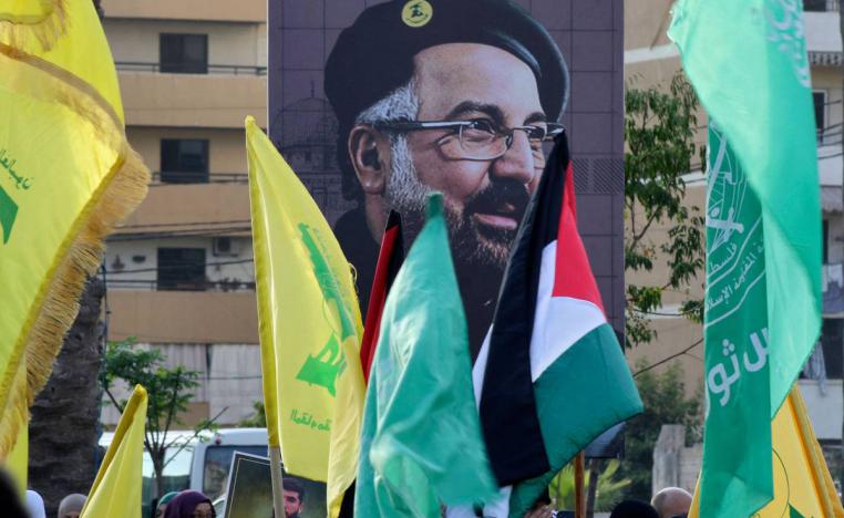 لبنانيون يرفعون صورة القيادي في حزب الله فؤاد شكر الذي اغتالته القوات الإسرائيلية