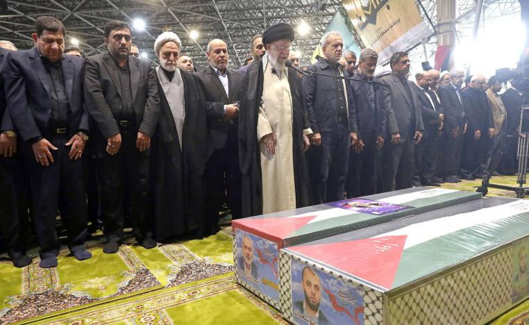 المرشد الأعلى علي خامنئي يصلي على جنازة إسماعيل هنية ومرافقه