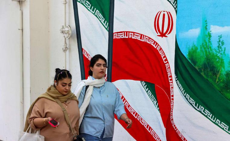 إيرانيون في طهران