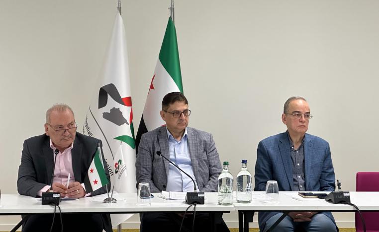 انتقادات لسياسية "تبادل الكراسي والطرابيش" في هيئة التفاوض