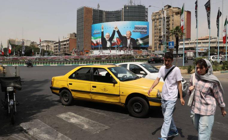 جدارية وسط طهران لزعيم حماس الراحل إسماعيل هنية وللرئيس الإيراني مسعود بزشكيان