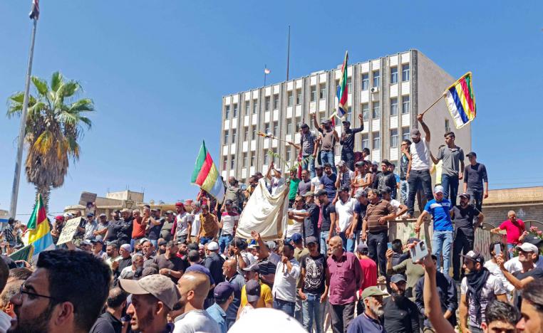 المتظاهرون يطالبون بالحرية والتغيير السلمي للسلطة