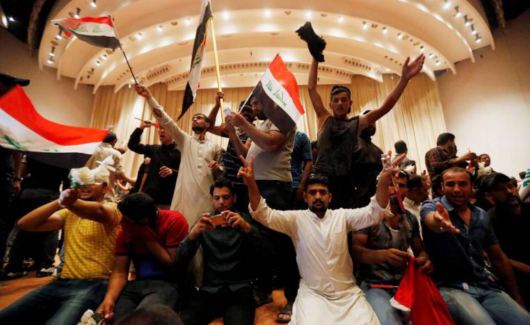محتجون عراقيون يحتلون مبنى البرلمان العراقي