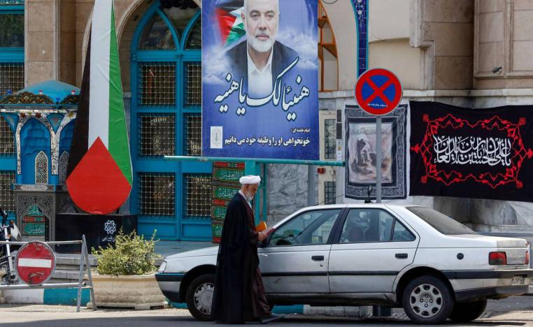 جدارية لاسماعيل هنية أمام مسجد في طهران