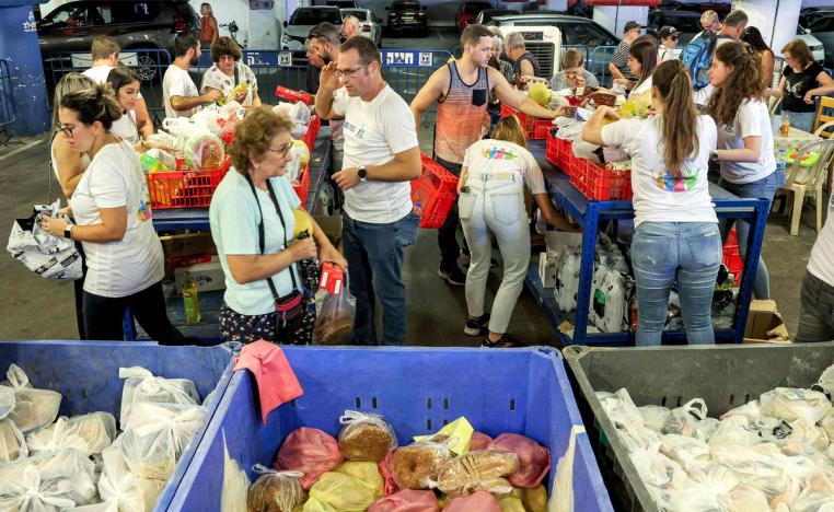 توزيع المعونات بات مشهودا مألوفا في إسرائيل 