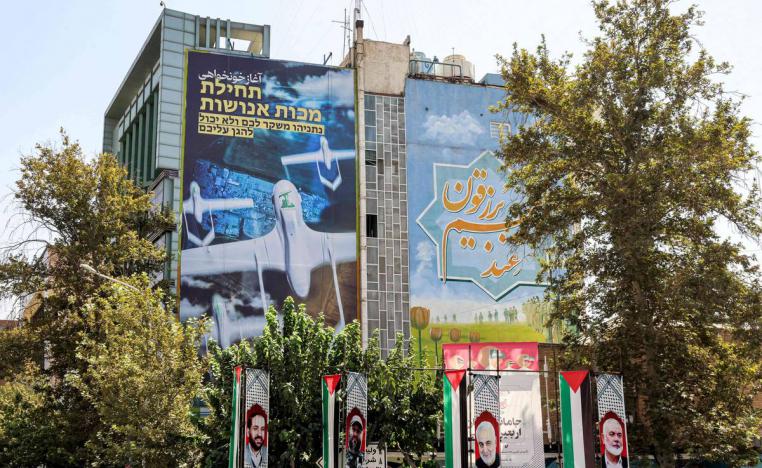 جداريات دعائية عن مواجهة إسرائيل وسط طهران