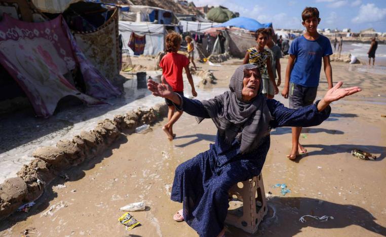 فلسطينية ضرب المد عشتها على ساحل مخيم خان يونس في غزة