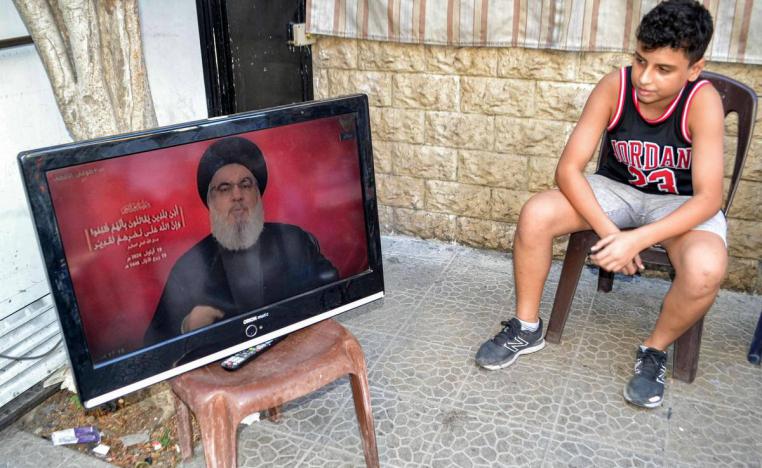 طفل لبناني يستمع لكلمة حسن نصرالله بعد تفجيرات البيجر في لبنان