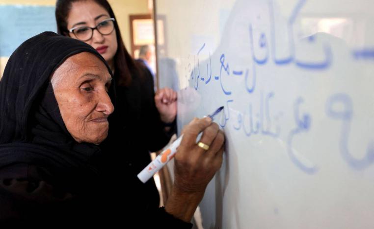 عجوز مصرية في درس من دروس محو الأمية في ريف محافظة المنوفية