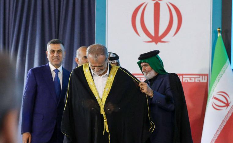 رؤساء عشائر عراقية يهدون عباءة عربية للرئيس الإيراني مسعود بزشكيان