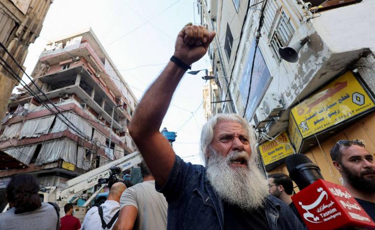 لبناني يتظاهر احتجاجا على موجة القصف الإسرائيلي الجديدة