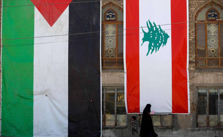 عراقيون أمام جامع يرفع اعلاما لفلسطين ولبنان