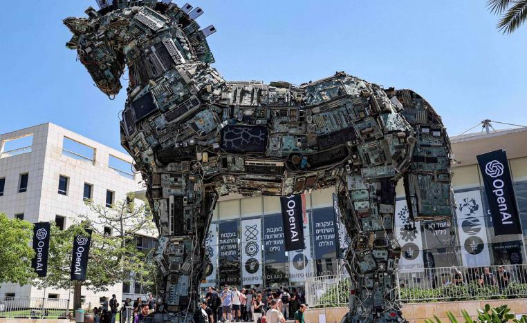 عمل تشكيلي من بقايا الكمبيوتر أمام معرض لشركة أوبن أي آي للذكاء الاصطناعي في اسرائيل