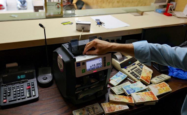 اجراءات وزير المالية تزيد الضغوط على القطاع المالي في الضفة