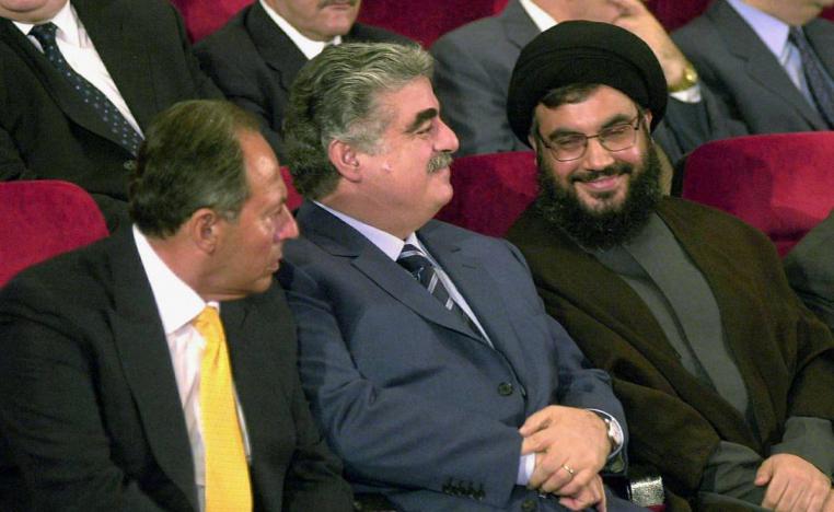 رئيس الوزراء اللبناني رفيق الحريري يتوسط الرئيس اللبناني أميل لحود وأمين عام حزب الله حسن نصرالله (2001)