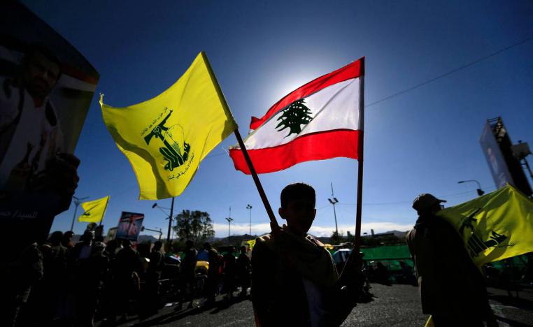 متظاهرون يمنيون يرفعون أعلاما للبنان وحزب الله