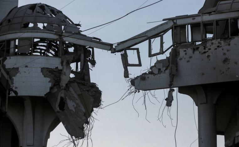 جسر مدمر في مستشفى الشفاء في غزة