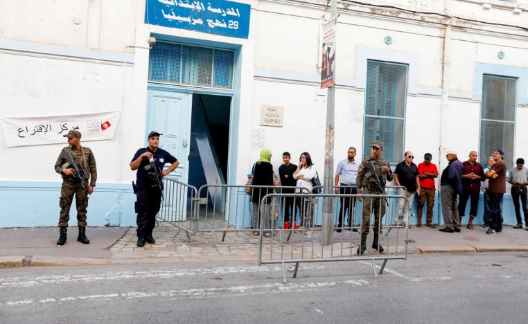 التونسيون ينتخبون رئيسهم الجديد من بين ثلاثة مرشحين يتقدّمهم سعيّد 