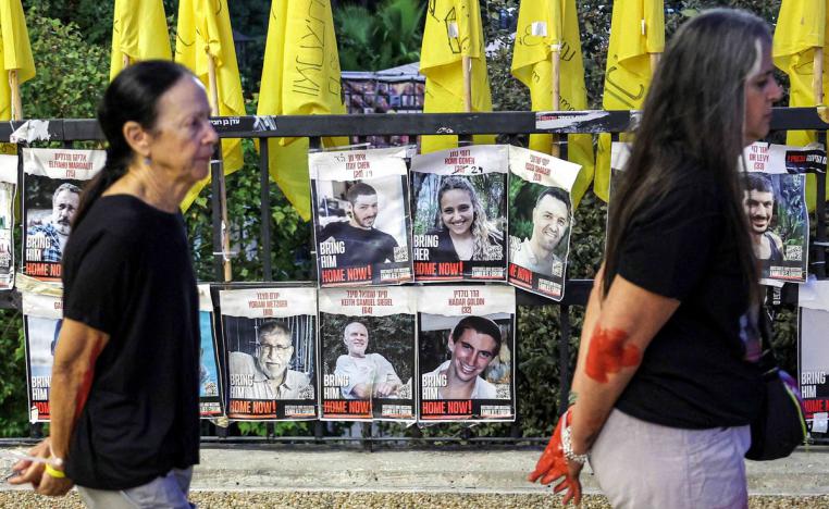 ملف الرهائن في غزة لا يزال يمثل صداعا لنتنياهو رغم محاولة تهميشه 
