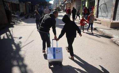 فلسطينيون يسحبون حصتهم من مساعدات دولية في غزة