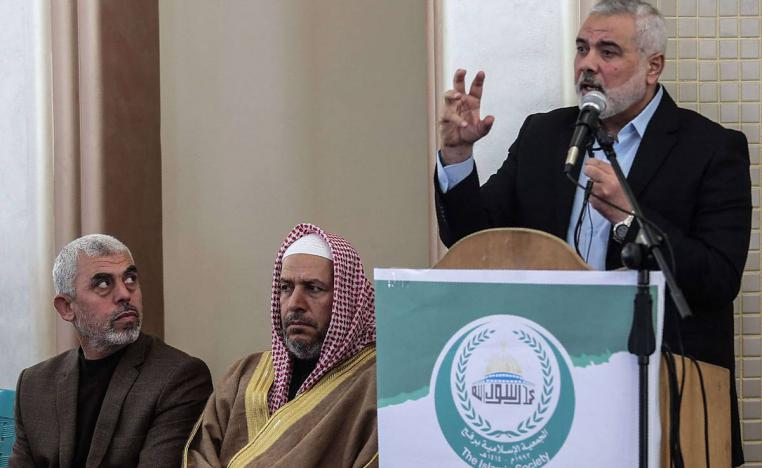 العضو القيادي في حماس خليل الحية يتوسط الزعيمين يحيى السنوار وإسماعيل هنية اللذين تمت تصفيتهم من قبل إسرائيل (2017)