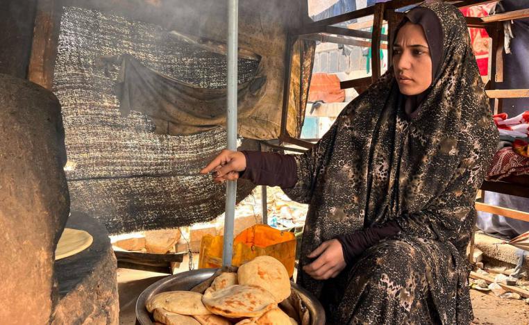 فلسطينية أمام فرن في خيمة برفح في غزة