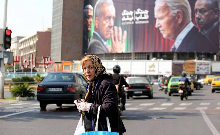 جدارية للرئيس الإيراني والرئيس الأميركي وسط طهران