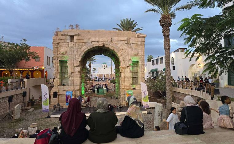 ليبيات بالقرب من قوس ماركوس وسط طرابلس