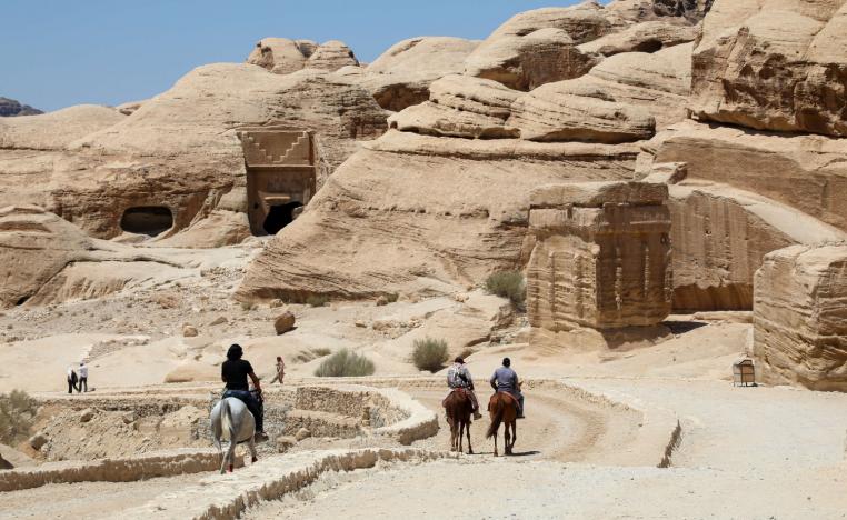 قطاع السياحة يكابد من أجل البقاء
