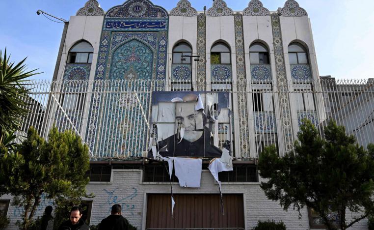 شعارات وصور لقيادات ايرانية كل ما تبقى لطهران في سوريا