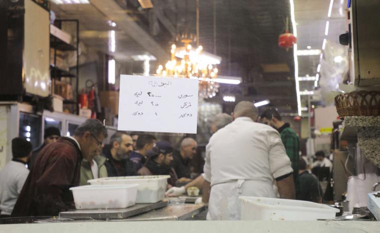 سعر الصرف يترواح في دمشق بين عشرة و12 الفا ليرة للدولار بعد أن وصل لنحو 30 ألف زمن الأسد