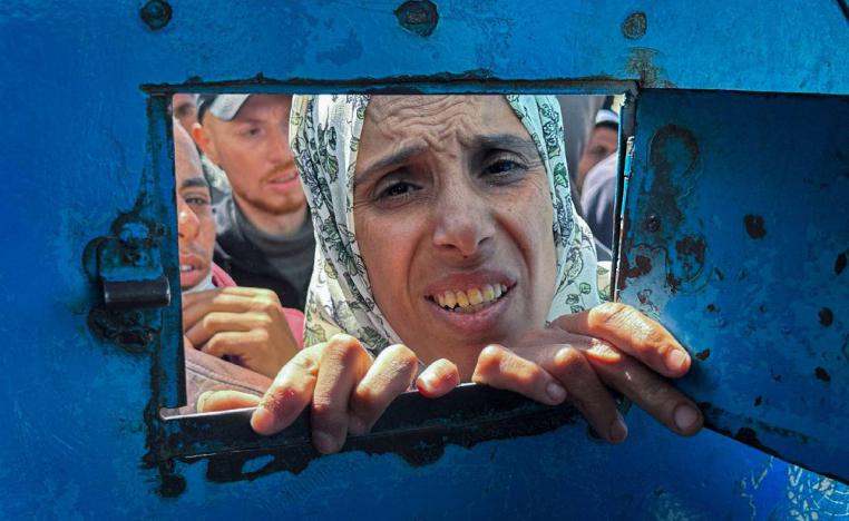 فلسطينية في مركز توزيع مساعدات تابع لأونروا