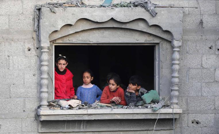 أطفال فلسطينيون في مخيم النصيرات في غزة