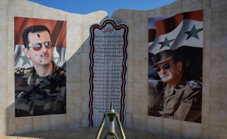جدارية للرئيس الراحل حافظ الأسد والرئيس المخلوع بشار الأسد اطلق الثوار عليها الرصاص