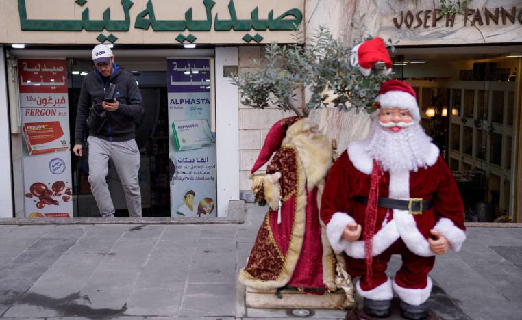 دمية لبابا نويل في سوق بدمشق