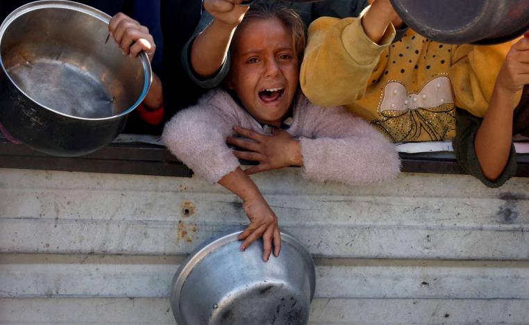 أطفال فلسطينيون في طابور للحصول على المساعدات الإنسانية في خان يونس